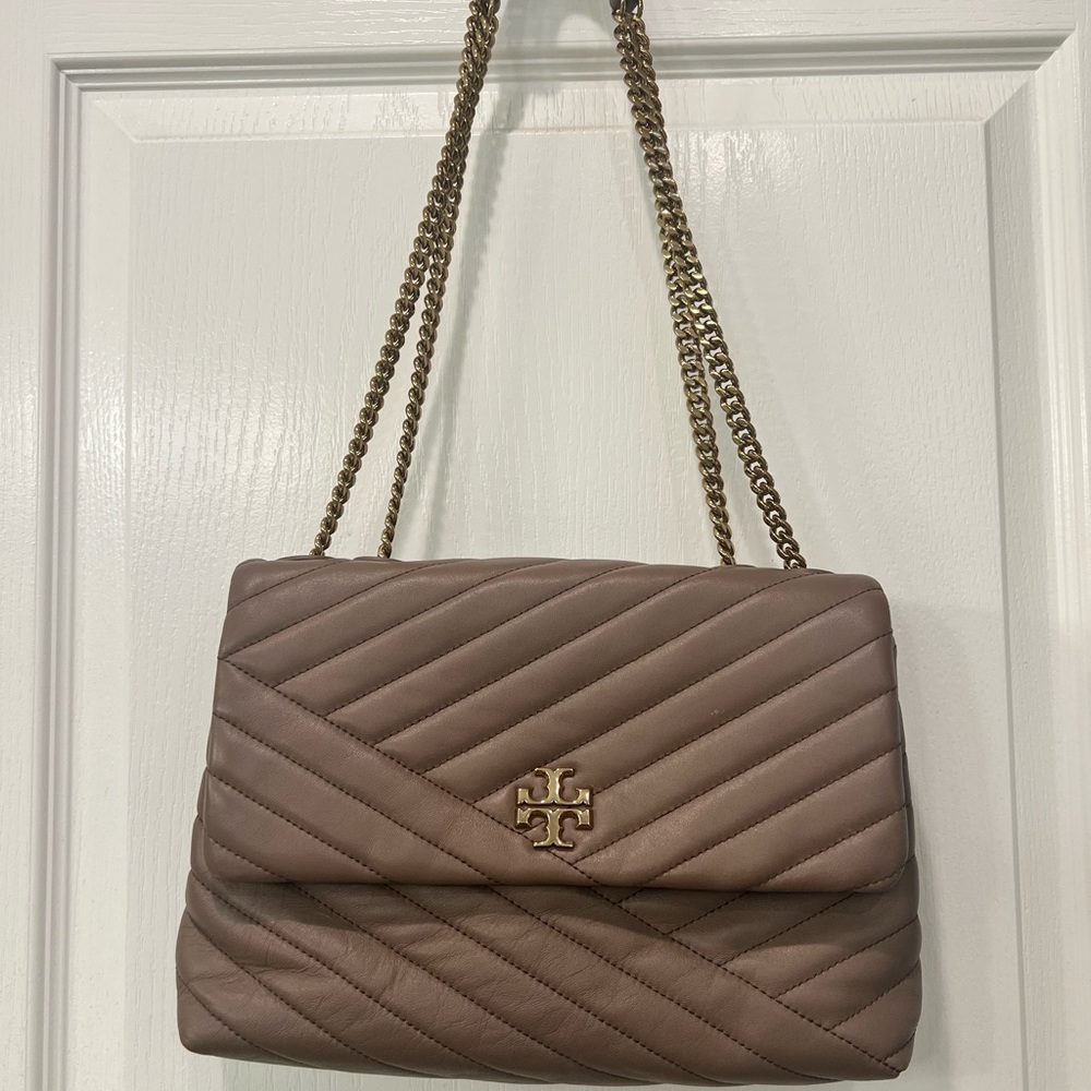 Kira chevron convertible shoulder bag in sandpiper.